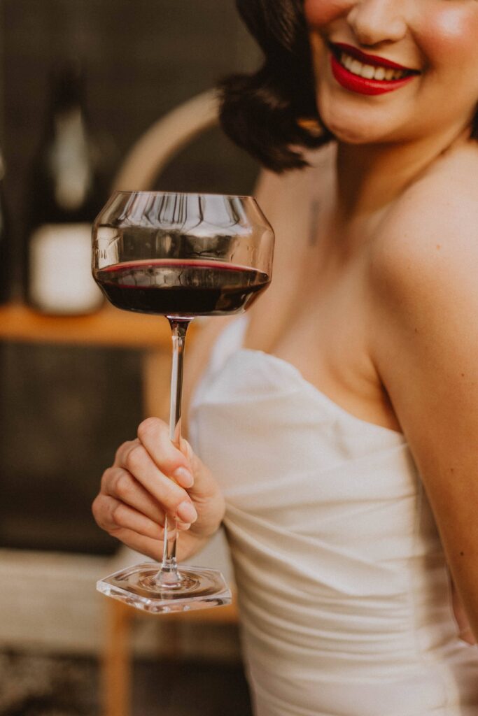 panna młoda wino kieliszek