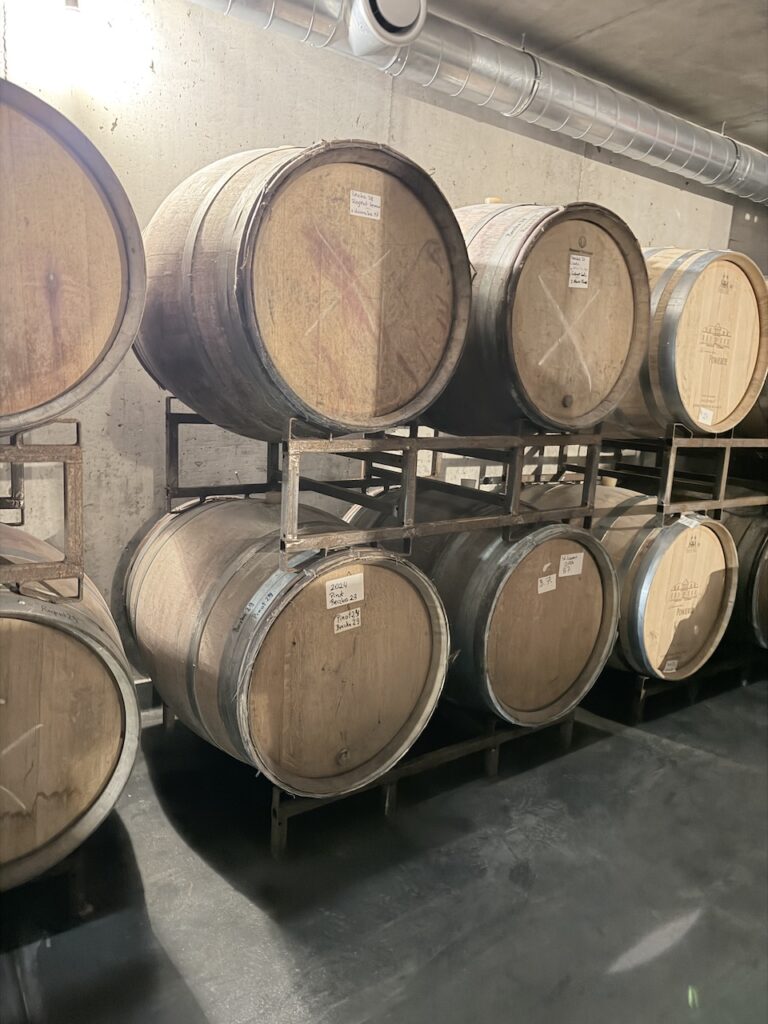 Drewniane beczki w winiarni Winnicy Warto 